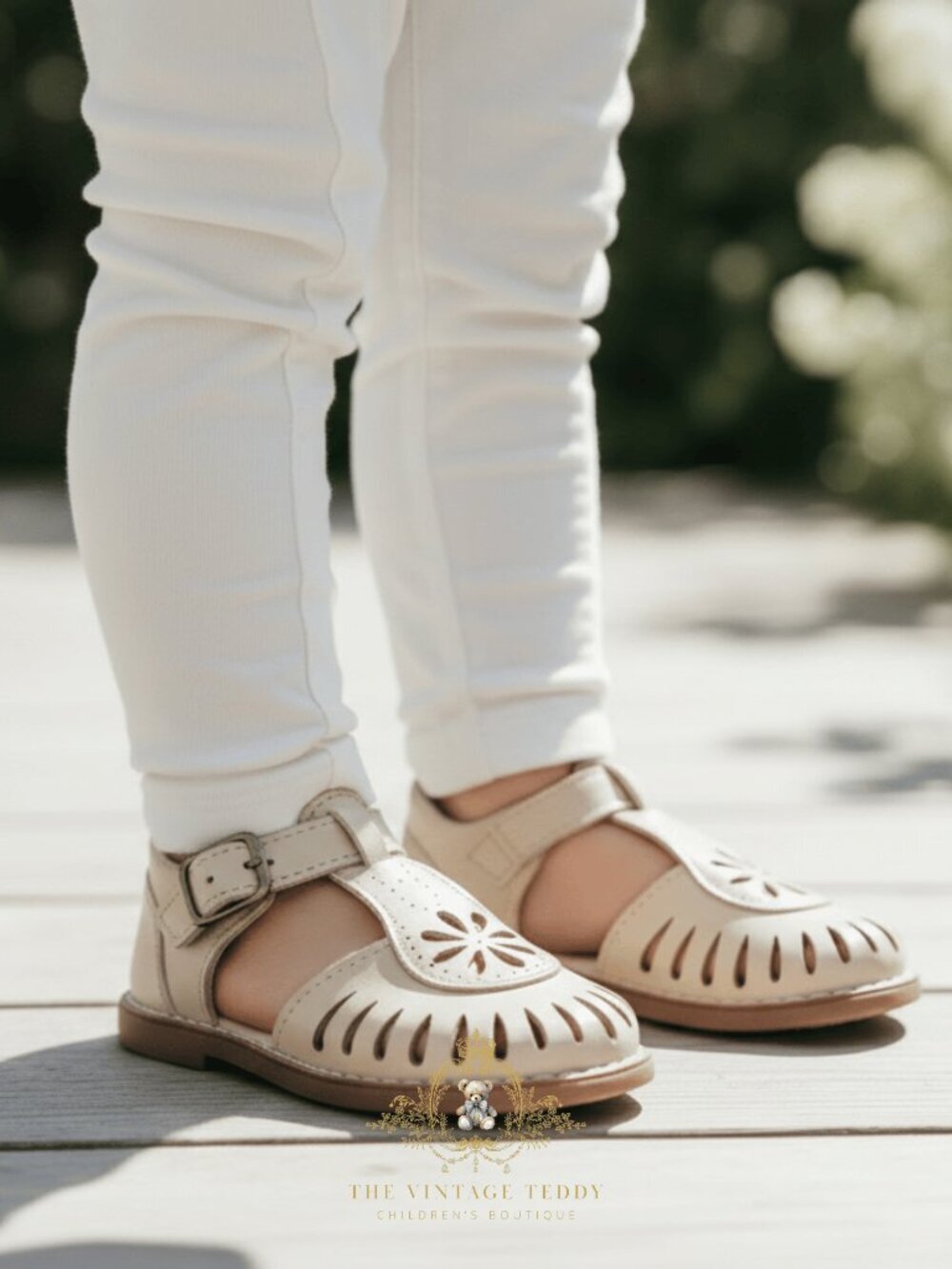 NWT Cute Girls Daisy Cutout T-Strap Sandals Children's Shoes Vanilla Cream 1 - Picture 1 of 3